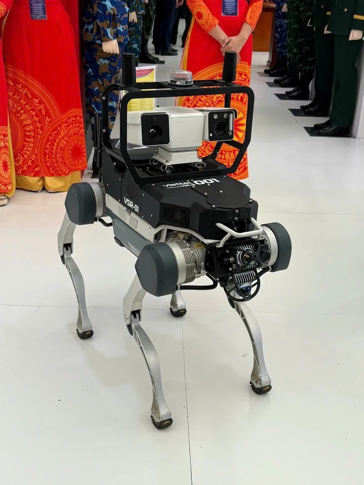 Robot bốn chân giám sát